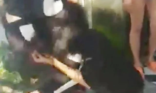 2 thiếu nữ bị đánh dã man, xé áo tại phòng trọ rồi quay clip