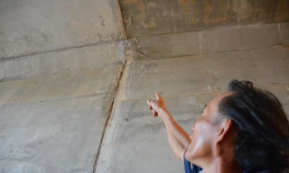 Việc dán băng keo của chủ đầu tư khiến nhiều người không khỏi thắc mắc.