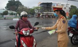Đoàn thanh niên Công an TP. Tam Kỳ phát khẩu trang miễn phí 