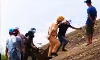 Đưa thi thể người đàn ông đuối nước lên bờ. Ảnh CTV
