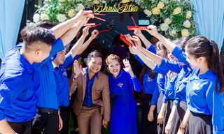 Văn Trân - Hạnh Nữ ấn tượng khi diện áo Đoàn thanh niên trong lễ đính hôn. ảnh Huy Nguyễn