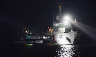 Tàu Vùng Cảnh sát biển 2 cứu hộ tàu hàng bị chìm trên biển