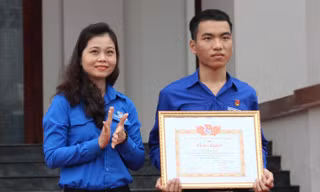Tỉnh đoàn Quảng Nam trao tặng Bằng khen cho Trần Văn Tròn vì hành động dũng cảm cứu người. Ảnh H. Văn