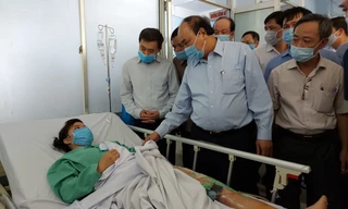 Thủ tướng Chính phủ Nguyễn Xuân Phúc thăm hỏi, động viên nạn nhân vụ sạt lở Trà Leng đang điều trị tại Bệnh viện Đa khoa Quảng Nam. Ảnh Hoài Văn