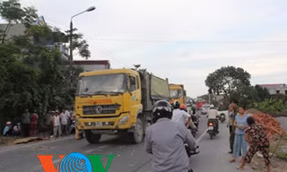 Húc đuôi container, thiếu nữ chết thảm