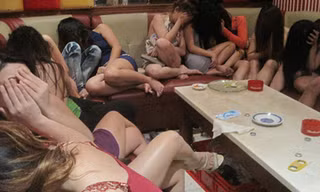 Hàng chục nữ tiếp viên múa sexy hầu đại gia