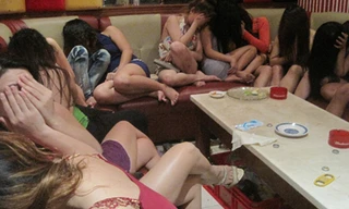 Hàng chục nữ tiếp viên múa sexy hầu đại gia