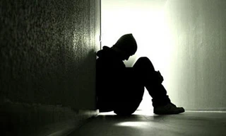 Nam sinh tự tử vì bị bắt cắt tóc