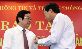 Bộ trưởng Nguyễn Bắc Son nhận huy hiệu 40 năm tuổi Đảng