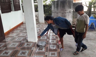 Nhiều người lại chạm tay vào điểm nóng để kiểm chứng.