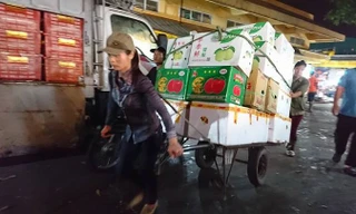 Nhọc nhằn giữa chợ mưu sinh ngày nghỉ lễ