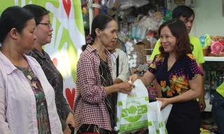 1.	Bà Nguyễn Thị Thúy Mai, Phó GĐ Sở Công thương, trao qua cho các hoàn cảnh khó khăn. Ảnh: Giang Thanh.