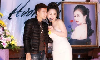 Hương Tràm kề sát má khán giả nam trong buổi họp fans