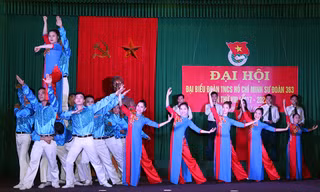 ĐVTN Sư đoàn 363 và đơn vị kết nghĩa biểu diễn văn nghệ chào mừng đại hội.