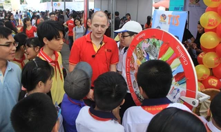 Học sinh tìm hiểu các chương trình học tập tiếng Anh tại các trung tâm, trường học.