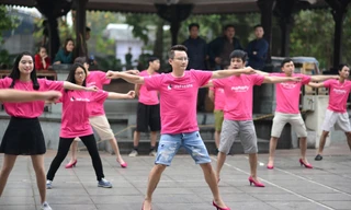 Hoàng Bách mặc quần hồng, đi giày hồng nhảy flashmob
