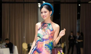 Á hậu Thanh Tú khoe vai trần quyến rũ đi xem show Tinh hoa Bắc Bộ