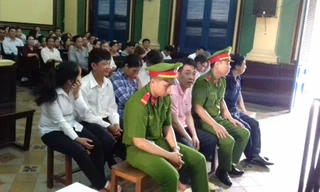 Các bị cáo tại phiên tòa. Ảnh: Tân Châu.