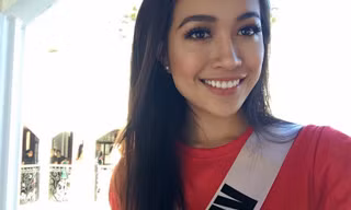 Lệ Hằng mặc áo đỏ sao vàng tại Miss Universe