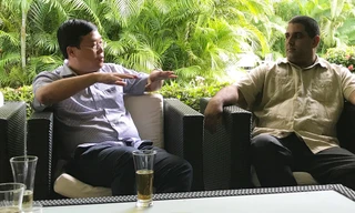 Đồng chí Lê Quốc Phong trò chuyện với đồng chí Ronal Hidalgo Rivera.