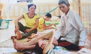 Cám cảnh đôi vợ chồng già nuôi 2 con tật nguyền.