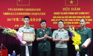 Lãnh đạo hai bên Đồn - Trạm trao tặng danh hiệu sứ giả hữu nghị quý 2 năm 2017 cho 2 cán bộ của hai bên.