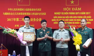 Lãnh đạo hai bên Đồn - Trạm trao tặng danh hiệu sứ giả hữu nghị quý 2 năm 2017 cho 2 cán bộ của hai bên.
