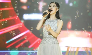 Hà Thu trên sân khấu cuộc thi Tình Bolero 2017.