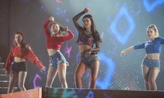 Đông Nhi tắm mưa trên sân khấu