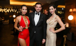 Hà Anh mặc xẻ trước khoét sau đón Hoa hậu Hoàn vũ 2005