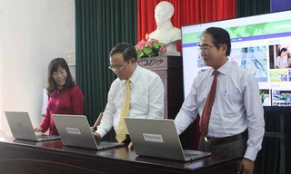 Từ phải sang trái, Phó Bí thư Thường trực Tỉnh ủy, Chủ tịch UBND tỉnh, TBT Báo TT-Huế nhấn nút ra mắt phiên bản điện tử tiếng Anh của tờ báo này.