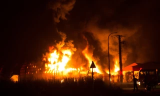 Sau tiếng nổ lớn, xưởng sản xuất nệm công ty Thanh Nhựt Huy bị cháy dữ dội.