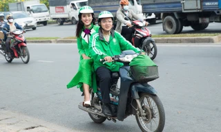 Á hậu Hoàng Oanh mặc áo dài, đi xe ôm tới dự sự kiện