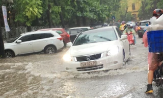 Phố Trần Bình Trọng một trong những điểm ngập mới trong chiều tối 19/6. Ảnh: Anh Trọng.