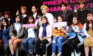 Fan Việt hò hét quá khích khi được gặp nhóm nhạc Hàn NCT 127 ở Hà Nội