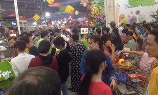 Quầy thu ngân không còn một chỗ trống.