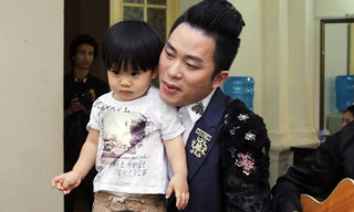 Con trai quấn quýt Tùng Dương không rời 