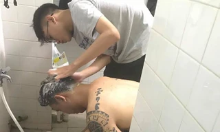 Đông Hùng phải nhờ em trai tắm gội sau khi bị chém 