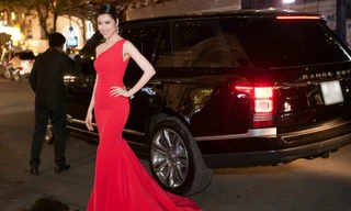 Siêu mẫu Thu Hằng đi 'siêu xế' chục tỷ đồng dự lễ trao giải