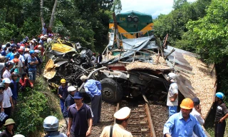 Hậu quả vụ tai nạn thảm khốc tại Bình Định được xác định có nguyên nhân từ việc nhân viên gác chắn ngủ quên.