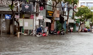 Đường phố Cần Thơ thành 'sông' sau cơn mưa trút nước