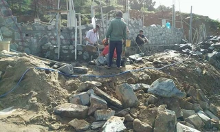 Hình ảnh công nhân thi công trở lại tại khu vực 40 nền móng biệt thự “cày xới” bán đảo Sơn Trà gây xôn xao dư luận. Ảnh Facebook.