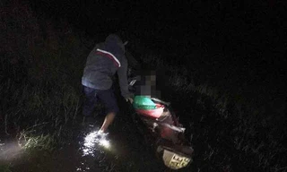 Lực lượng chức năng tìm vớt người và phương tiện gặp nạn trong vụ đắm thuyền giữa đêm ven đầm phá Tam Giang, tỉnh TT-Huế. 