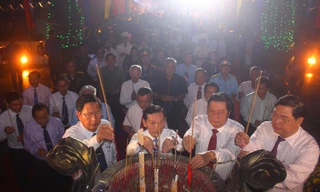 Lãnh đạo TP Cần Thơ thắp hương tưởng nhớ các anh hùng, liệt sĩ lên tượng đài Tổ quốc ghi công.