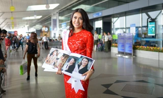 Lệ Hằng mặc váy ren đỏ rực ra sân bay đi thi Miss Universe