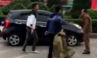 Hai thanh niên đi ôtô đánh tới tấp người lớn tuổi: Bắt nạt người già đáng xấu hổ