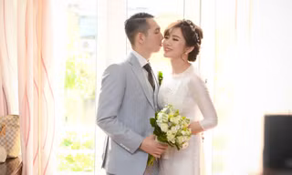 Hotgirl Tú Linh hôn chồng thắm thiết trong lễ rước dâu