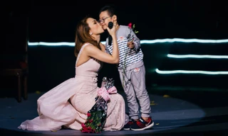 Mỹ Tâm hôn má fan nhí đáng yêu khi đang biểu diễn