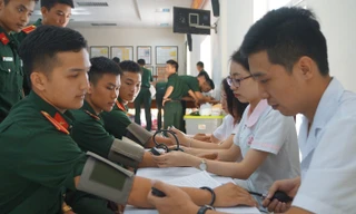 Đo huyết áp, làm xét nghiệm trước khi cho máu.