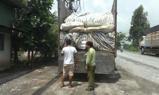 Hàng chục tấn đường cát lậu được ngụy trang bằng các bao phế liệu.